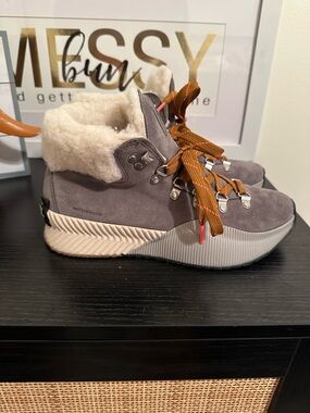 SOREL BRAND NEW NEVER WORN Women’s Gray Waterproof Faux-Shearling lined boots